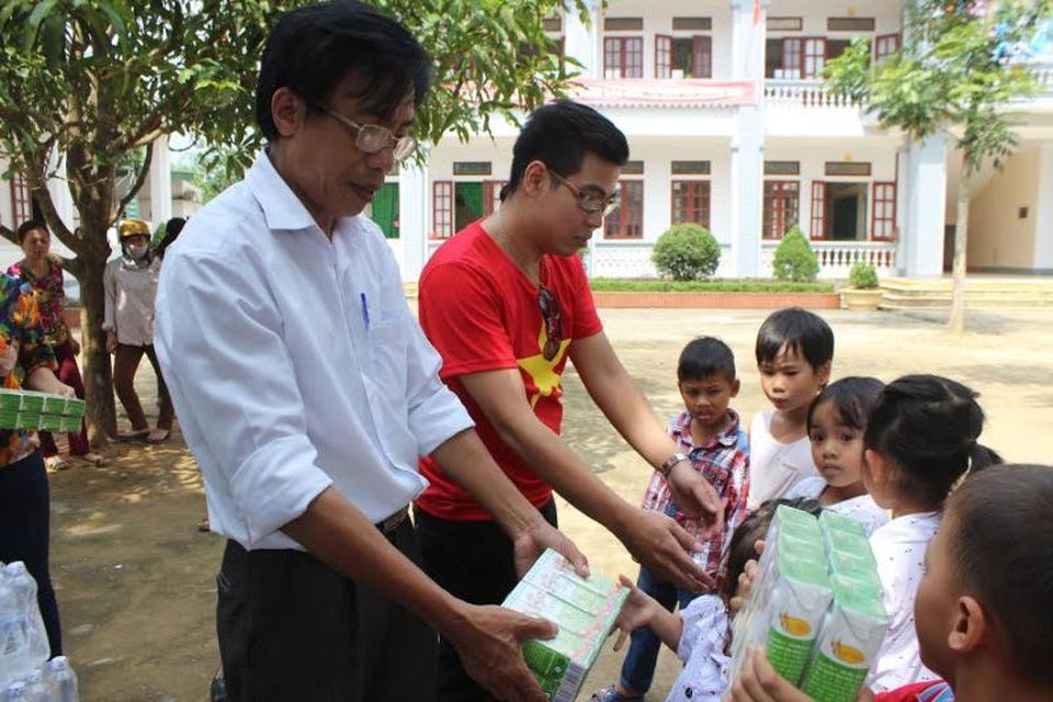 Bạn đọc báo Dân trí trao hàng ngàn suất quà đến đồng bào vùng lũ lụt - 2
Các thành viên trong nhóm thiện nguyện trao 350 thùng sữa đến Trường Tiểu học Đức Lĩnh và Trường Tiểu học Đức Giang (huyện Vũ Quang). Ảnh: Phượng Vũ