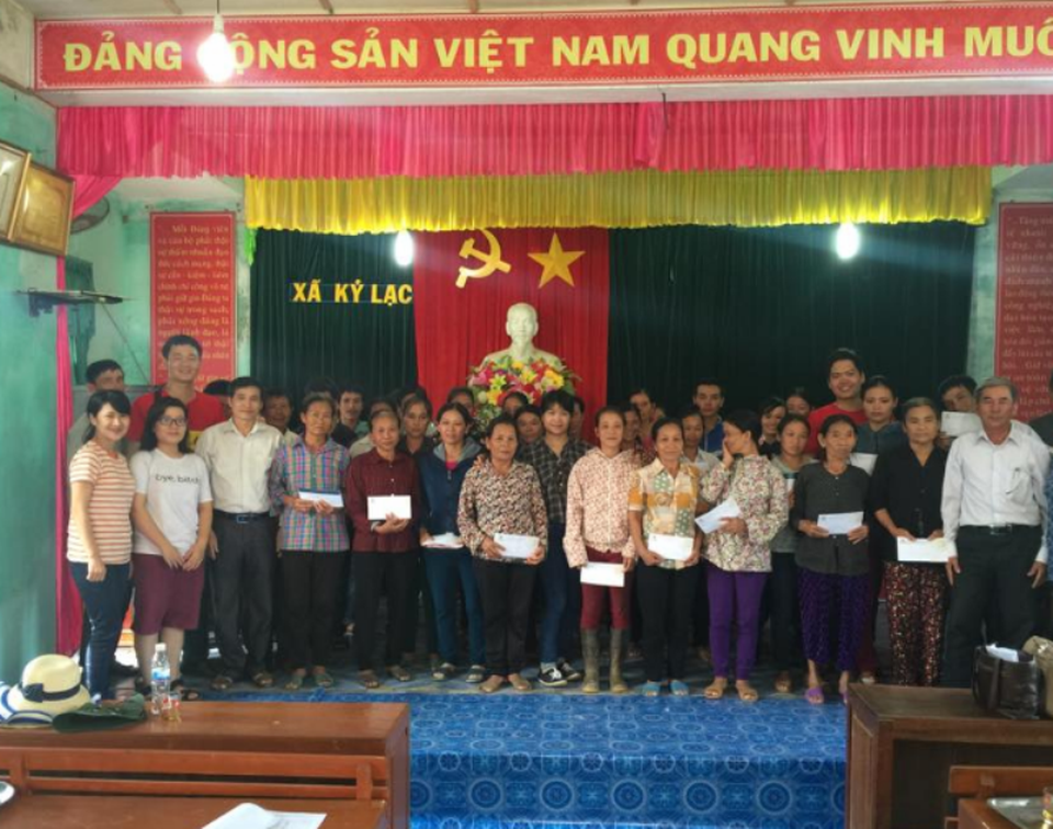 Bạn đọc báo Dân trí trao hàng ngàn suất quà đến đồng bào vùng lũ lụt - 8 Bạn đọc báo Dân trí trao hàng ngàn suất quà đến đồng bào vùng lũ lụt - 8