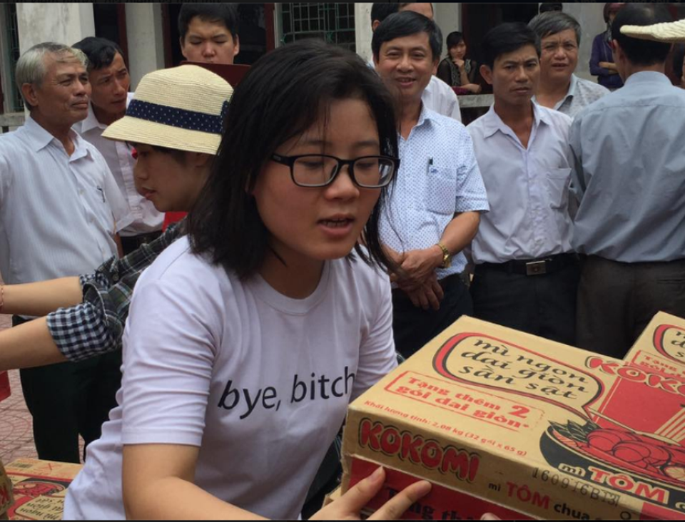 Bạn đọc báo Dân trí trao hàng ngàn suất quà đến đồng bào vùng lũ lụt - 9
Đoàn cũng đã trao 1.500 thùng mỳ tôm tới bà con hai xã Cẩm Vịnh và Cẩm Duệ (huyện Cẩm Xuyên) và 100 suất tiền mỗi suất 1 triệu đồng tới bà con xã Kỳ Lạc và Kỳ Thượng (huyện Kỳ Anh). Ảnh : Văn Dũng