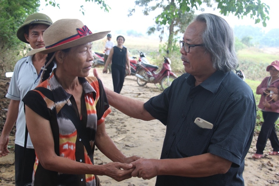 Nhà báo Phan Huy, Trưởng VPĐD báo Dân trí tại ĐBSCL chia sẻ với những khó khăn của bà con vùng lũ lụt