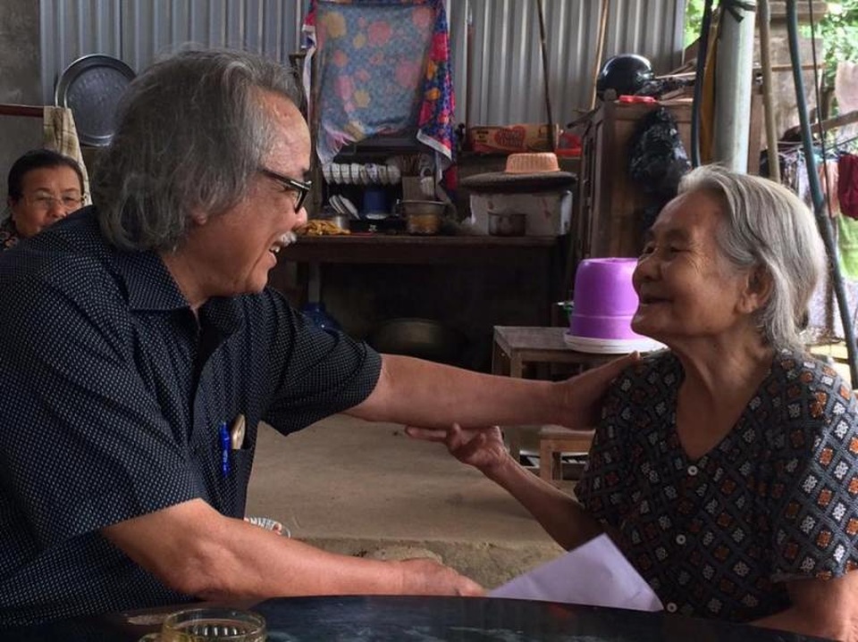 Đoàn thiện nguyện của nhà báo Phan Huy trao hàng trăm suất quà tới người dân vùng lũ lụt - 1 Đoàn thiện nguyện của nhà báo Phan Huy trao hàng trăm suất quà tới người dân vùng lũ lụt - 1