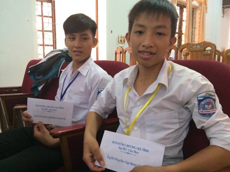 Đoàn thiện nguyện của nhà báo Phan Huy trao hàng trăm suất quà tới người dân vùng lũ lụt - 10 Đoàn thiện nguyện của nhà báo Phan Huy trao hàng trăm suất quà tới người dân vùng lũ lụt - 10
