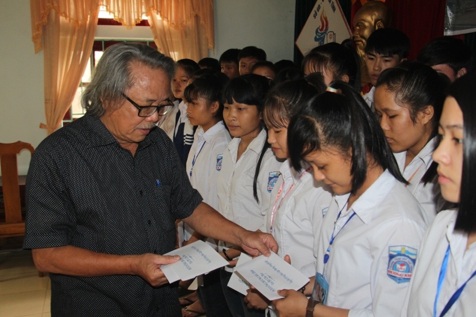 Đoàn thiện nguyện của nhà báo Phan Huy trao hàng trăm suất quà tới người dân vùng lũ lụt - 6