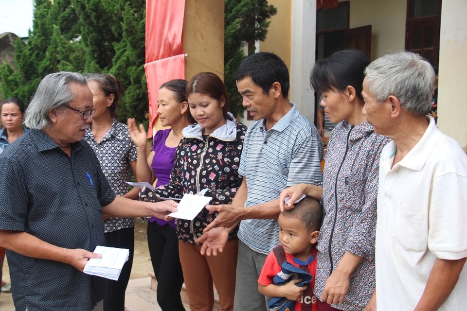 Đoàn thiện nguyện của nhà báo Phan Huy trao hàng trăm suất quà tới người dân vùng lũ lụt - 3