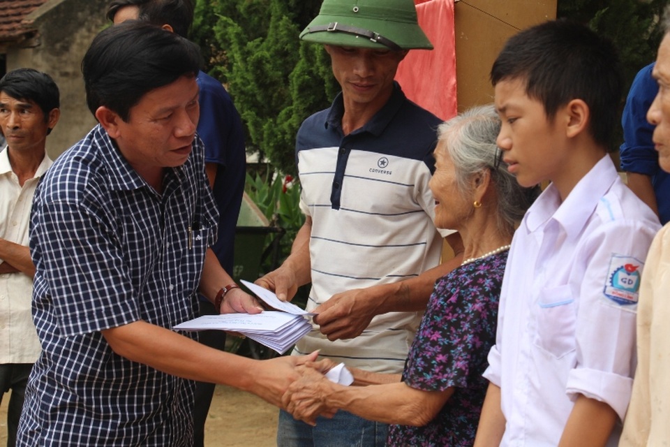 Đoàn đã trao hàng trăm suất quà tới bà con vũng lũ