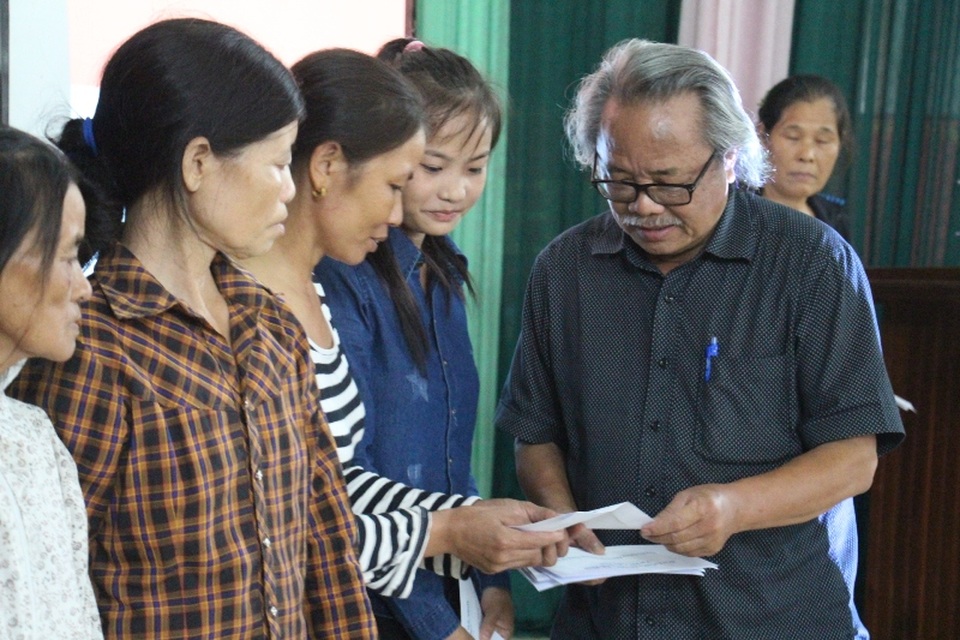 Đoàn thiện nguyện của nhà báo Phan Huy trao hàng trăm suất quà tới người dân vùng lũ lụt - 5