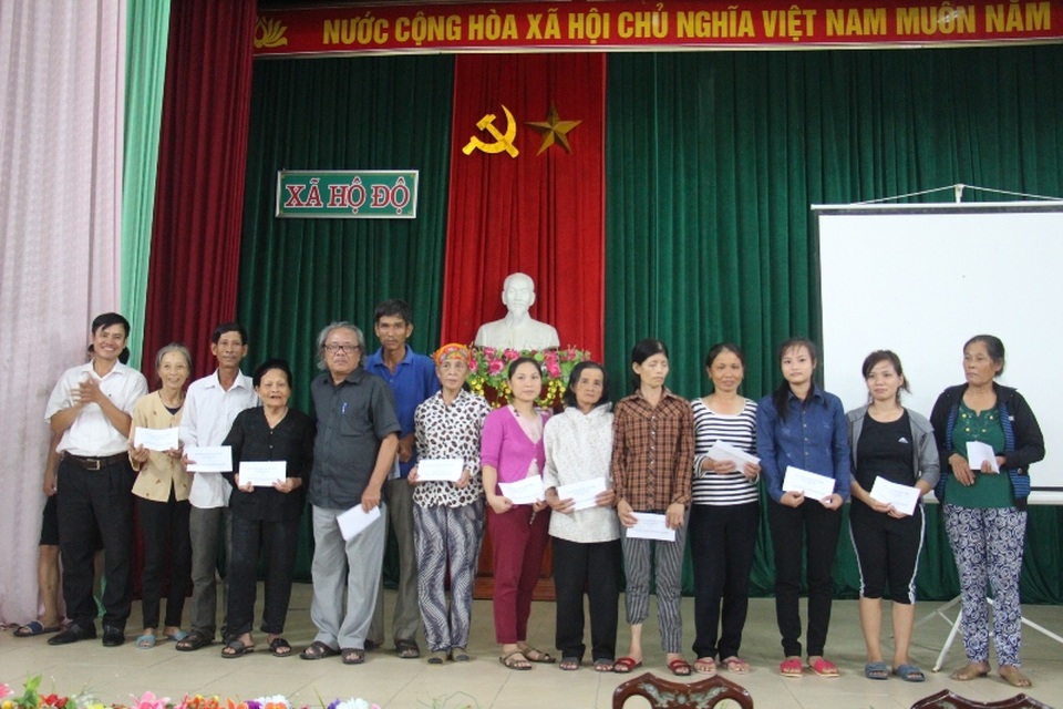 Đoàn thiện nguyện của nhà báo Phan Huy trao hàng trăm suất quà tới người dân vùng lũ lụt - 4