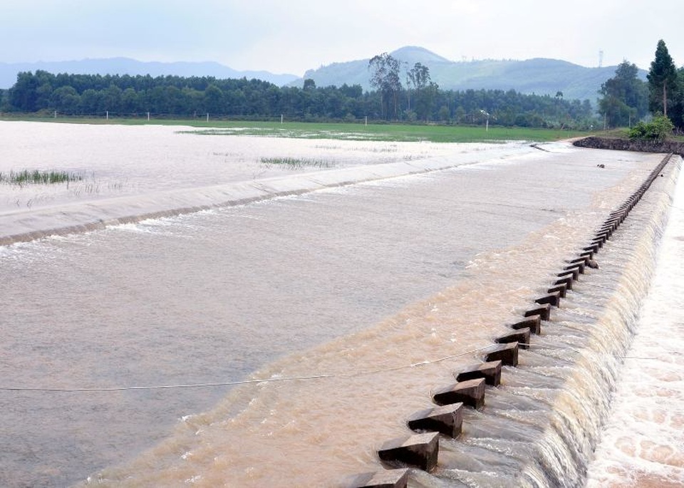 "Nó chèo thuyền đi cứu hàng xóm rồi đi mãi không về..." - 4 Đập nước Đá Hàn, nơi có 13 hộ dân sinh sống xung quanh