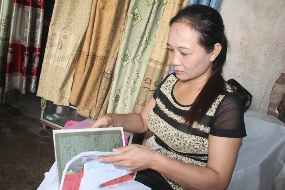 Chị Mai đau đớn khi tòa án phán quyết chị thua kiện và buộc phải trả lại đất