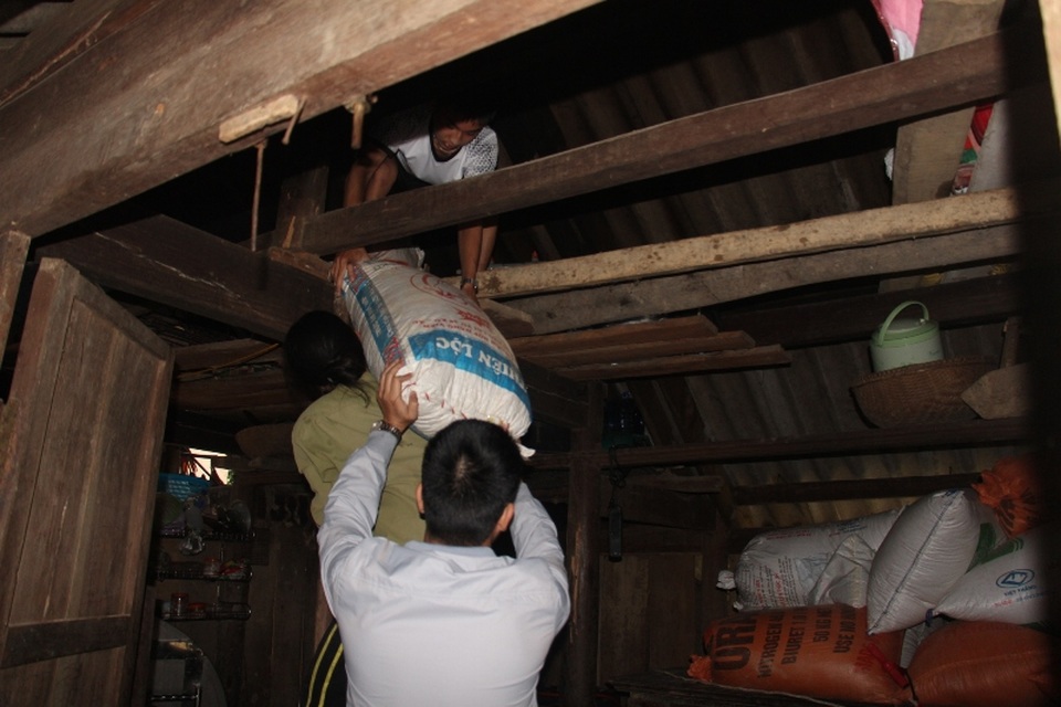 Người dân khẩn trương di dời tài sản lên nơi an toàn 