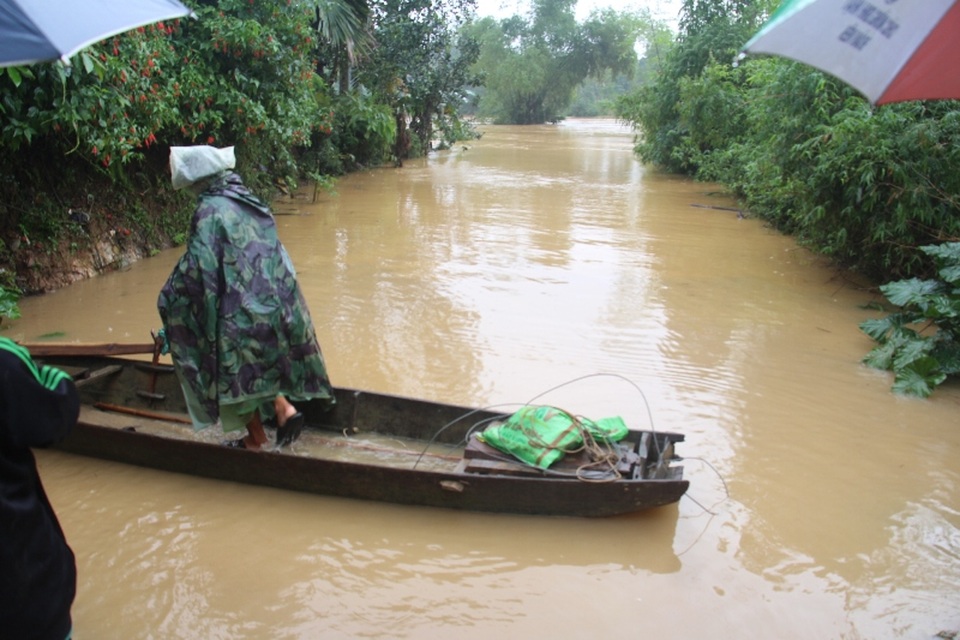 Đường vào xã Hương Thủy, huyện Hương Khê đã bị ngập sâu
