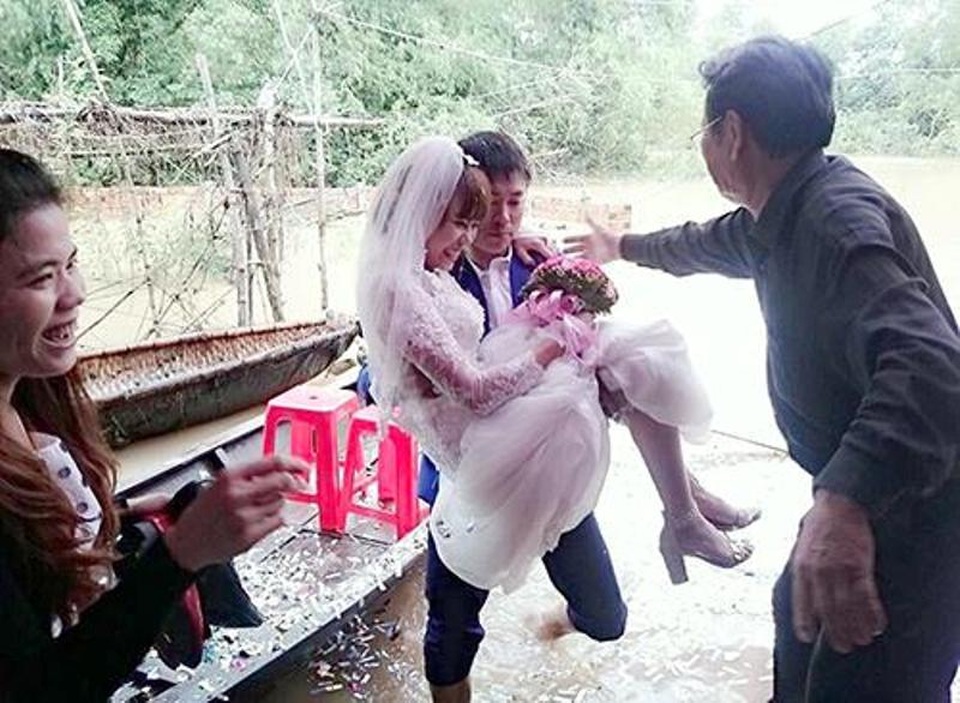 Chú rể chèo thuyền vượt lũ rước cô dâu - 5
Chú rể bế cô dâu vào nhà