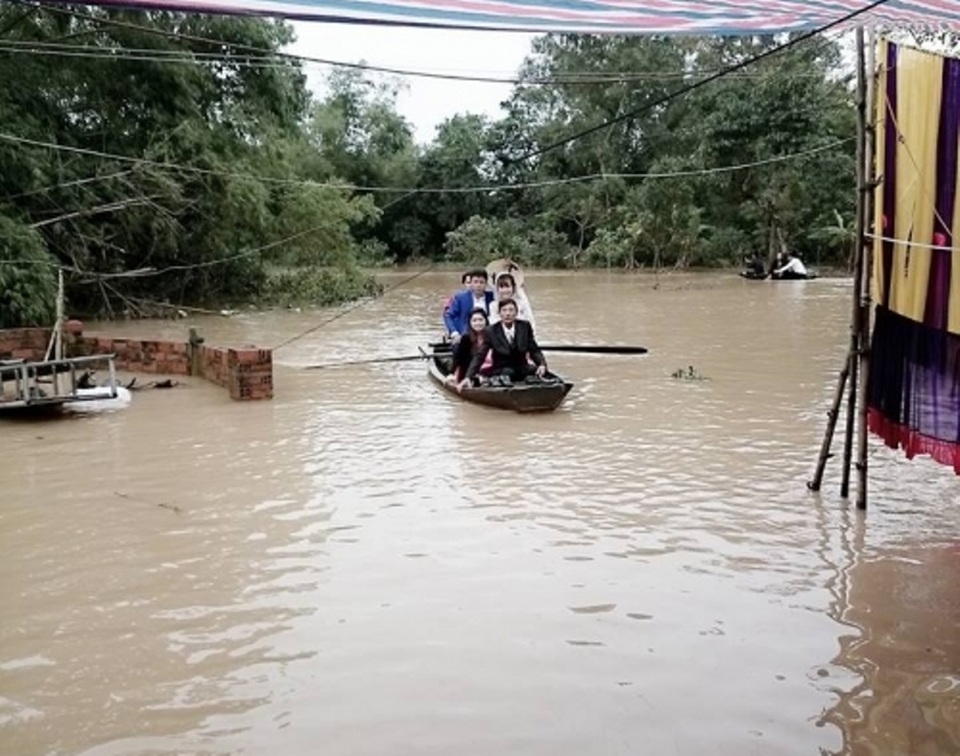 Chú rể chèo thuyền vượt lũ rước cô dâu - 2 Chú rể chèo thuyền vượt lũ rước cô dâu - 2