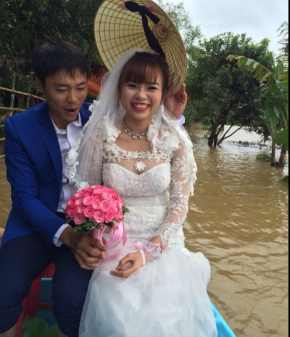 Chú rể chèo thuyền vượt lũ rước cô dâu - 4 Nụ cười hạnh phúc của đôi bạn trẻ