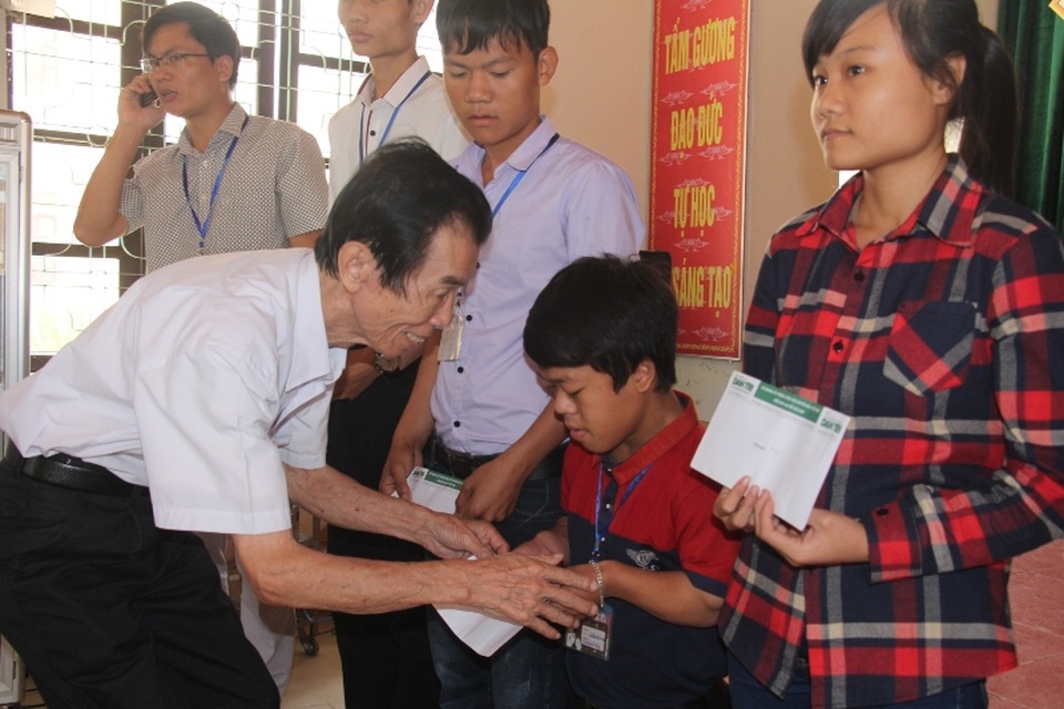 Cựu sinh viên FPT sẻ chia những đồng tiền lương đầu tiên đến học sinh vùng lũ - 2