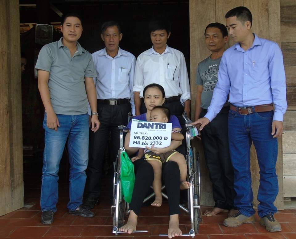 PV Dân trí cùng chính quyền xã Hòa Hải trao số tiền 96.820.000 đồng cho chị Nguyễn Thị Huynh.