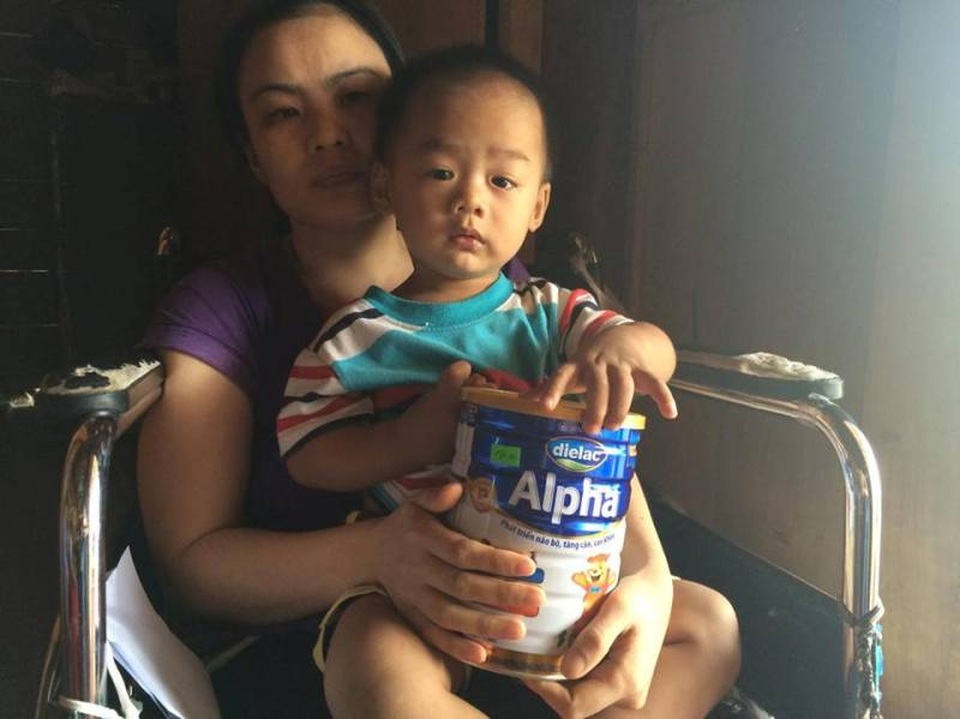 Hơn 96 triệu đồng đến với người mẹ trẻ bị ung thư - 2 Nhiều bạn đọc cũng đã gửi sữa cho bé Phúc