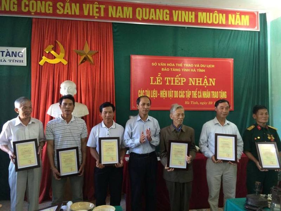 Tiếp nhận nhiều tài liệu, hiện vật cổ có giá trị - 10 Bảo tàng Hà Tĩnh đã trao tặng giấy chứng nhận, tri ân các cá nhân