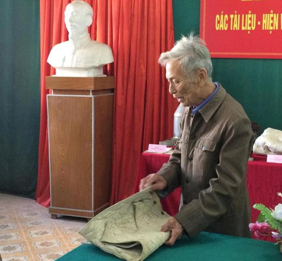 Tiếp nhận nhiều tài liệu, hiện vật cổ có giá trị - 9 Ông Trương Xuân Bái, ở xã Thạch Môn đã trao tặng Bảo tàng Hà Tĩnh 12 hiện vật. Trong đó có chiếc áo trấn thủ ông mặc trong trận đánh của Chiến dịch Điện Biên Phủ 1953-1954