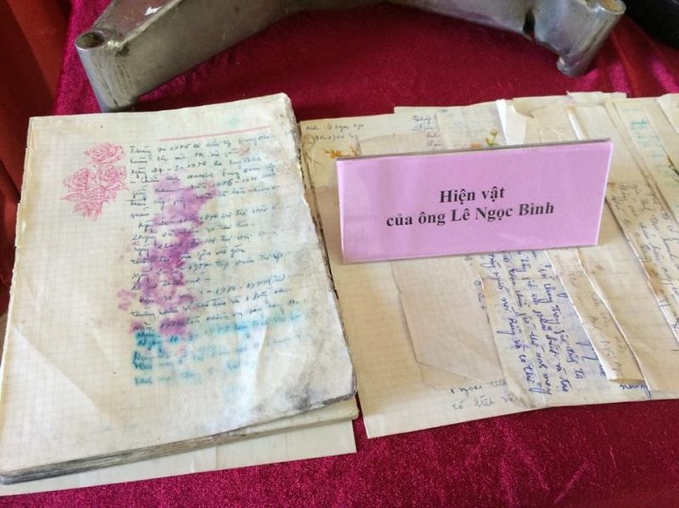Tiếp nhận nhiều tài liệu, hiện vật cổ có giá trị - 3 Các hiện vật người dân trao tặng rất đa dạng có thể là chiếc đèn pin, bộ quần áo, những bức thư tình...