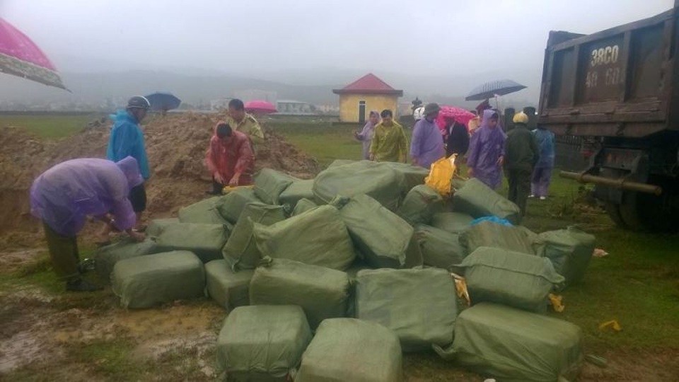 Lực lượng chức năng đang tiến hanh tiêu hủy số thịt và mỡ trên