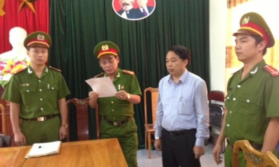 Gây thất thoát hơn 10 tỷ đồng, hàng loạt cán bộ sắp hầu tòa - 1 Tháng 10/2015, Công an tỉnh Hà Tĩnh đã tiến hành tống đạt quyết định khởi tố bị can và thực hiện lệnh khám xét tại nơi làm việc và nhà ở đối với nguyên Chủ tịch UBND huyện Kỳ Anh Nguyễn Văn Bổng