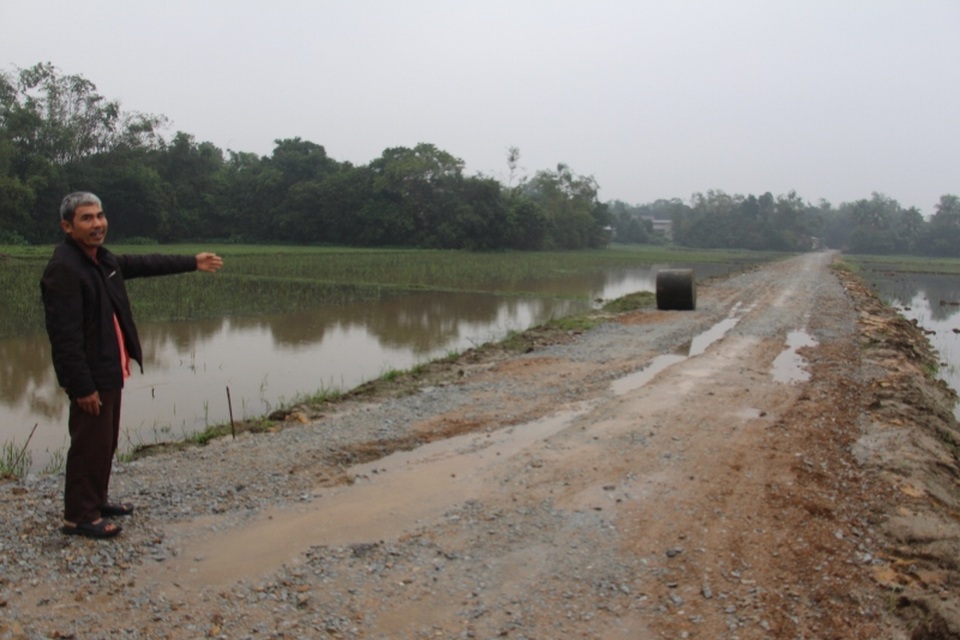 Ông Ánh bên thành quả của mình và những người dân