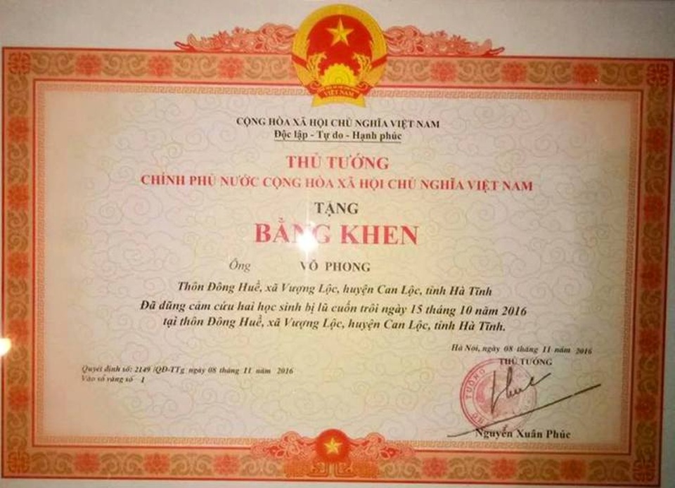 Thủ tướng tặng Bằng khen cho 2 công dân cứu người trong lũ - 2 Anh Võ Phong và Võ Huân trú tại xã Vượng Lộc, huyện Can Lộc (Hà Tĩnh) vừa được Thủ tướng Chính phủ tặng Bằng khen vì đã có hành động dũng cảm cứu sống hai em học sinh bị lũ cuốn trôi