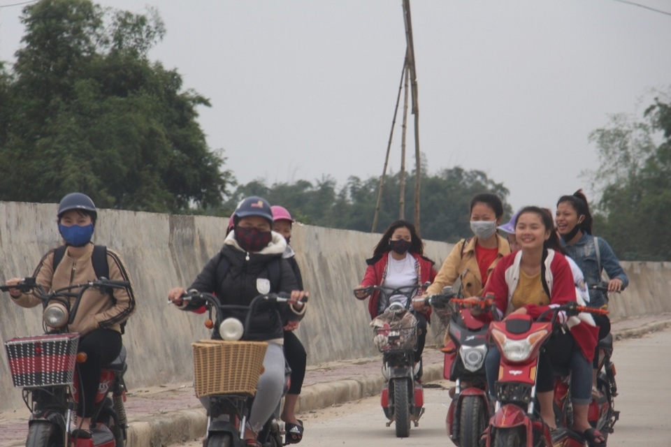 Học sinh đầu trần đi xe đạp điện nghênh ngang trên đường - 2