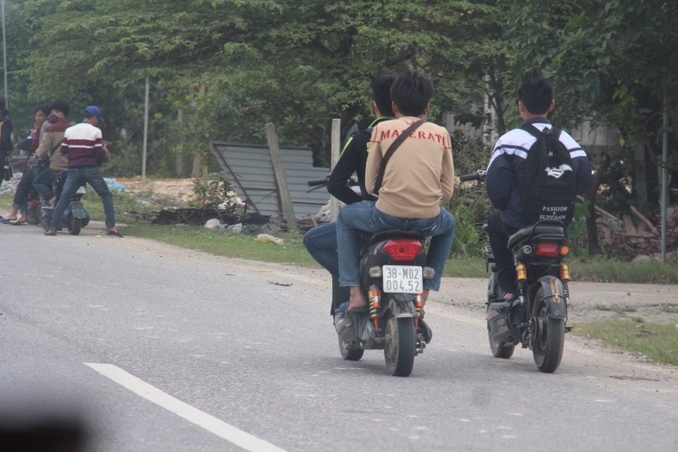 Học sinh đầu trần đi xe đạp điện nghênh ngang trên đường - 3