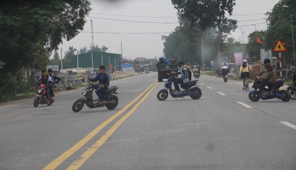 Học sinh đầu trần đi xe đạp điện nghênh ngang trên đường - 4