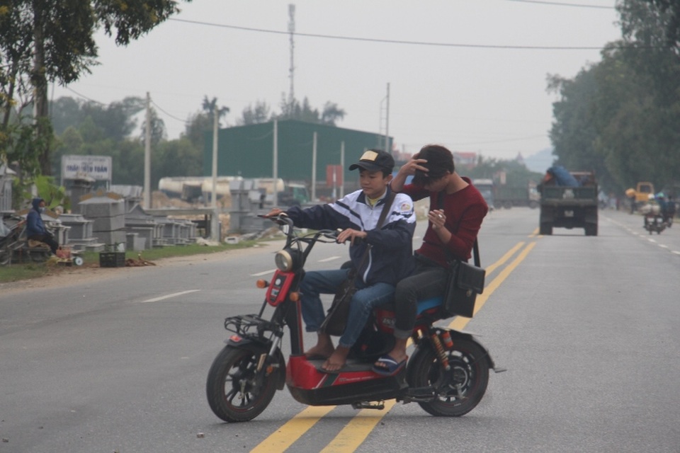 Hãi hùng cảnh các em băng qua đường