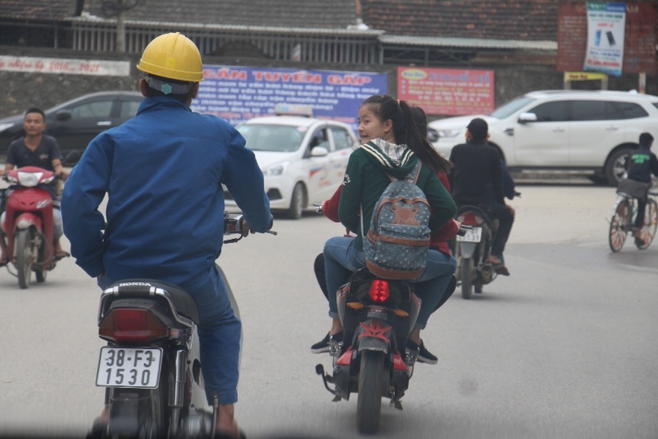 Học sinh đầu trần đi xe đạp điện nghênh ngang trên đường - 5