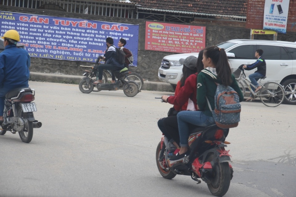 
Thời gian vừa qua, lực lượng CSGT huyện Đức Thọ đã xử lý hàng loạt trường hợp người điều khiển xe đạp điện vi phạm khi tham gia giao thông. Tuy nhiên, tình trạng tái phạm lại tiếp tục diễn ra, ý thức của nhiều người dân, đặc biệt là các em học sinh còn rất kém.
