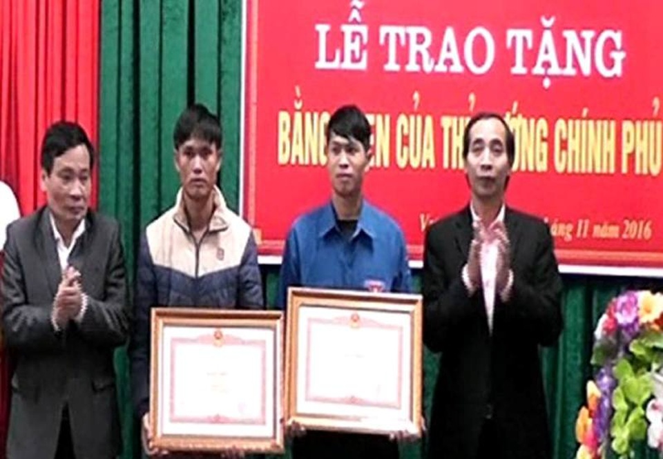 Thủ tướng tặng Bằng khen cho 2 công dân cứu người trong lũ - 1 Thủ tướng tặng Bằng khen cho 2 công dân cứu người trong lũ - 1