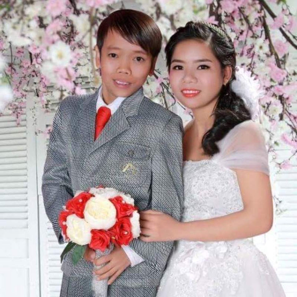 Đám cưới đặc biệt của cô dâu xinh đẹp và chú rể cao 1m - 3
Ảnh cưới của chú rể bé nhỏ và cô dâu xinh đẹp.
