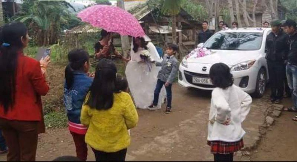Đám cưới đặc biệt của cô dâu xinh đẹp và chú rể cao 1m - 2
Chú rể tí hon Long Nhật rước cô dâu Lê Thị Bé về rinh.