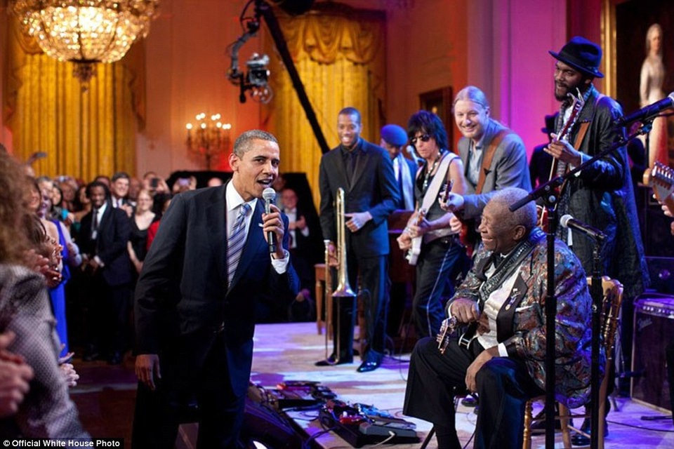 
Tổng thống Mỹ Obama tham gia biểu diễn cùng ca sĩ B.B. King trong một buổi diễn tại Nhà Trắng.
