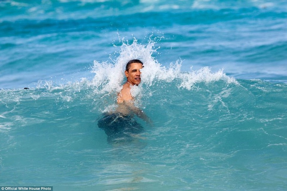 Tổng thống Obama đón chào năm mới 2012 bằng cách tắm biển tại quê nhà Hawaii.