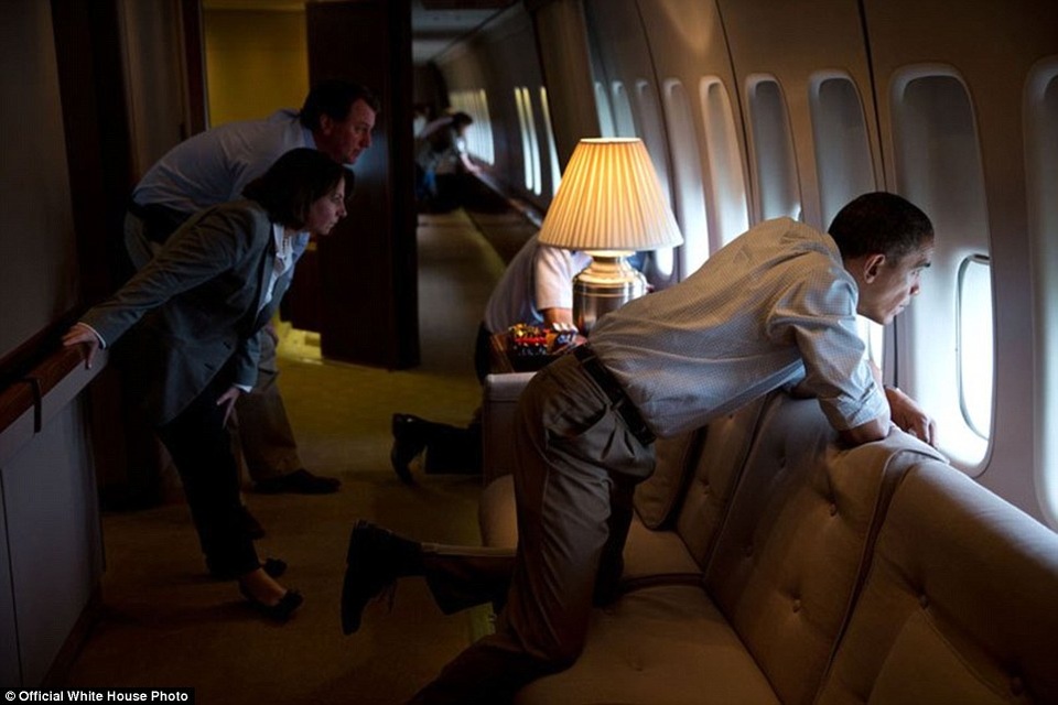 
Tổng thống Obama và các nhân viên của Nhà Trắng đang nhìn ra bên ngoài cửa sổ của chiếc Không lực một để quan sát những thiệt hại do bão gây ra tại bang Oklahoma. Sau khi hạ cánh xuống sân bay không quân, Tổng thống Obama đã đi bộ vào những khu vực thiệt hại để gặp gỡ người dân nơi đây.
