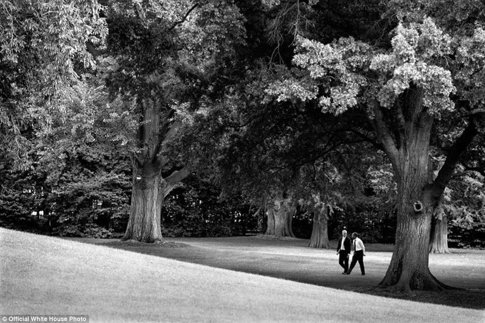 Tổng thống Obama và Chánh văn phòng Nhà Trắng Dennis McDonough đi bộ cùng nhau trong khuôn viên Nhà Trắng.