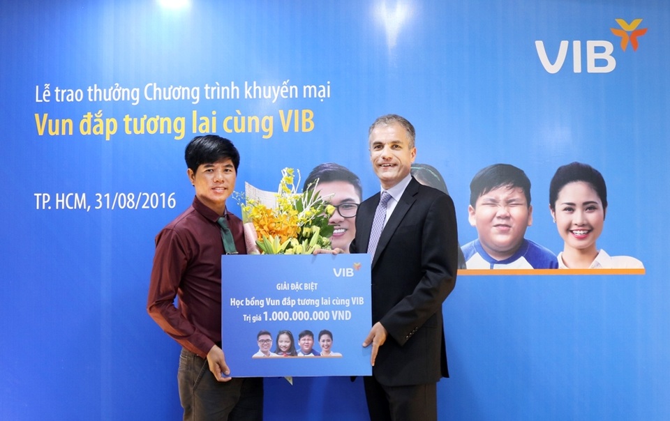 Bất ngờ nhận học bổng 1 tỷ đồng khi vay ngân hàng - 1 Anh Nguyễn Tiến Thành nhận giải thưởng học bổng 1 tỷ đồng