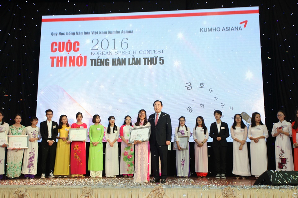 Tập đoàn Hàn Quốc tạo cơ hội du học và du lịch cho 20 sinh viên - 2
Phó Chủ tịch tập đoàn Kumho Asiana - Ông Lee Won Tae trao giải đặc biệt cho thí sinh Nguyễn Thị Hồng Hạnh.