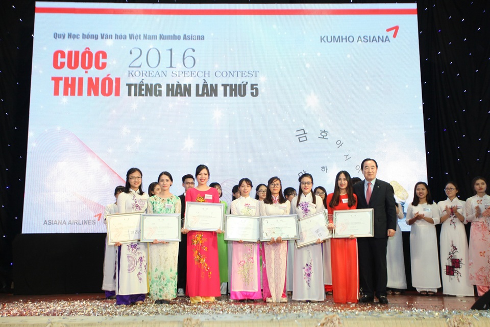 Tập đoàn Hàn Quốc tạo cơ hội du học và du lịch cho 20 sinh viên - 3
Phó Chủ tịch tập đoàn Kumho Asiana - Ông Lee Won Tae và 7 thí sinh đạt giải tại Cuộc thi nói tiếng Hàn Kumho Asiana lần thứ 5.