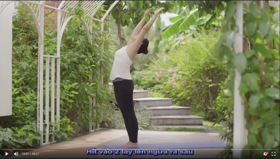 MC Quỳnh Hương trong video clip truyền cảm hứng cho người có tuổi mới tập yoga, clip được thực hiện với sự đồng hành của Ensure Gold: https://youtu.be/PnbQ-cygWKo