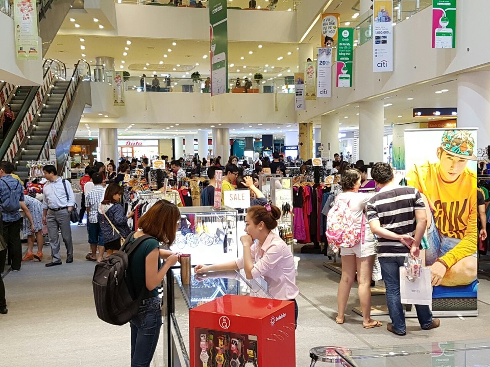 3 điều làm “phái đẹp” thích mê Phiên chợ trời trang và phụ kiện tại SC VivoCity - 2 Các bạn trẻ và các gia đình tranh thủ lựa cho mình những sản phẩm yêu thích với mức giá đến 50%++
