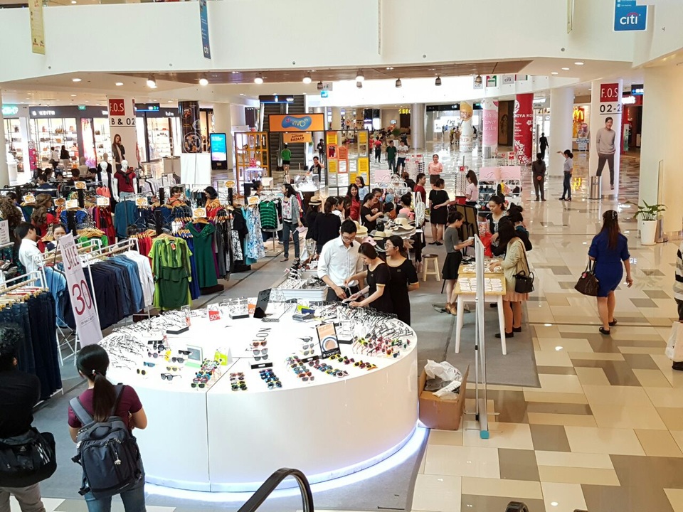 3 điều làm “phái đẹp” thích mê Phiên chợ trời trang và phụ kiện tại SC VivoCity - 3 Mắt kính và phụ kiện trang sức là các mặt hàng được ưa chuộng trong dịp này.