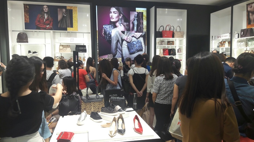 3 điều làm “phái đẹp” thích mê Phiên chợ trời trang và phụ kiện tại SC VivoCity - 4 Không khí mua sắm tại các cửa hàng thời trang cũng sôi động không kém.