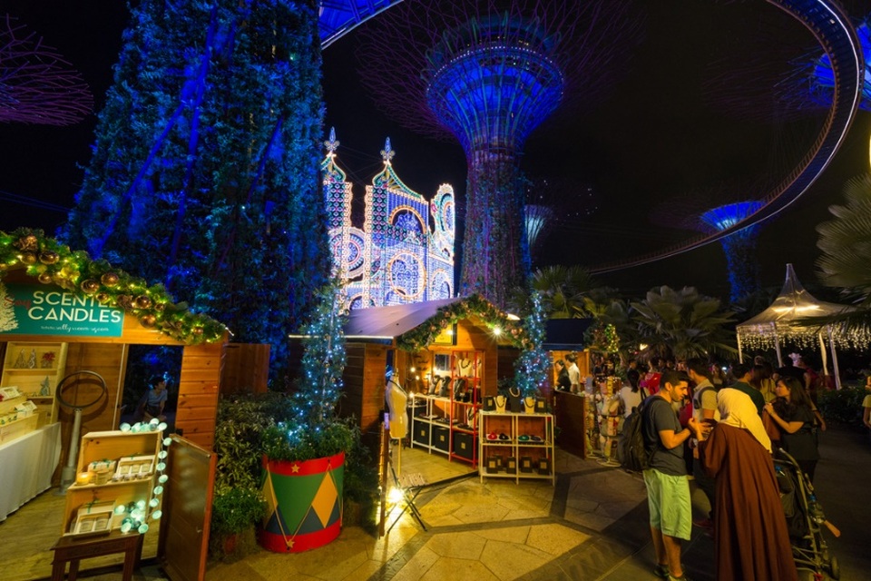 Tham gia chợ phiên kiểu Âu đặc trưng và nhấm nháp những ly chocolate nóng thơm lừng.