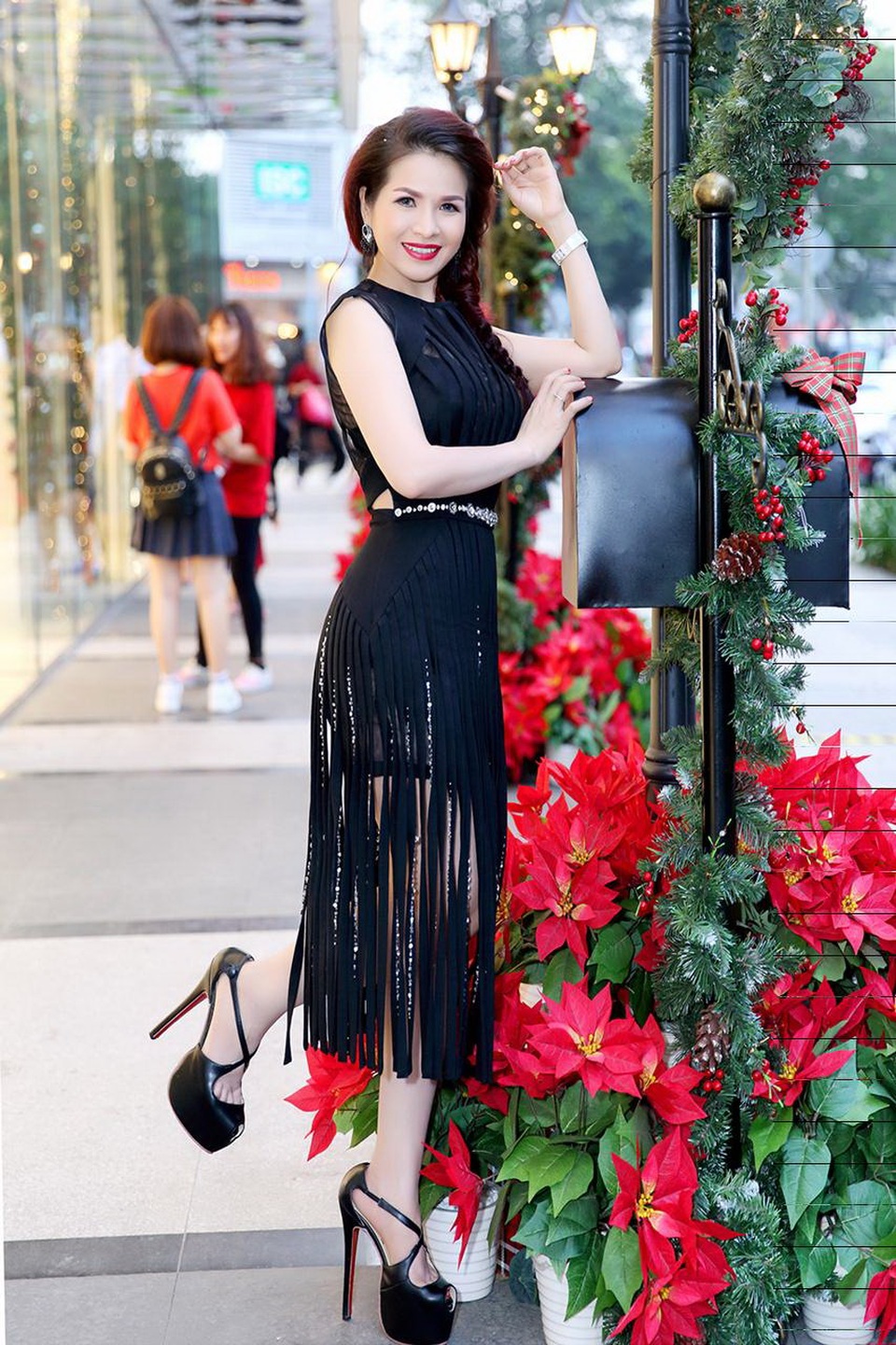 Hoa hậu Lê Thanh Thúy kiêu sa rạng ngời đón Giáng sinh - 1 Trong không khí Noel đến gần, Hoa hậu Lê Thanh Thúy mang hình ảnh Giáng sinh sớm mang một không khí Noel ấm áp và hạnh phúc bên người thân yêu.